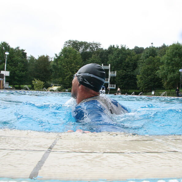 Die Aufnahme zeigt einen Schwimmer bei der Wende im 50-Meter-Becken. Das Foto entstand beim 50-Stunden-Schwimmen im Freibad