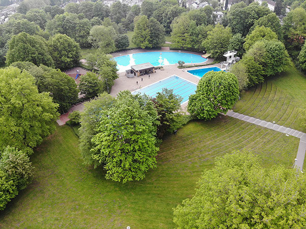 Das Foto zeigt die Anlage des Terrassenfreibades im Kurt-Bornhoff-Sportpark.