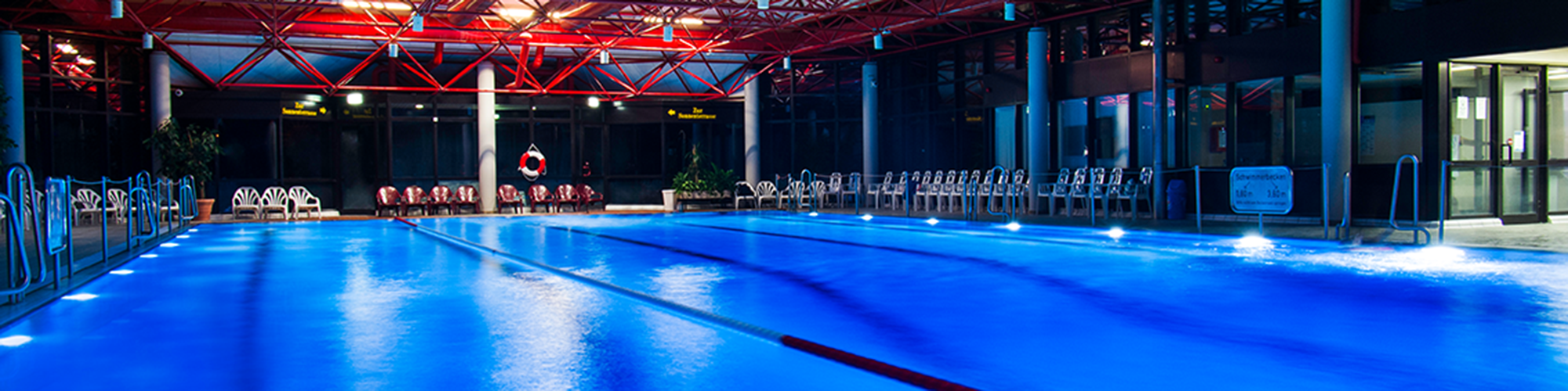 Das Foto zeigt das Schwimmerbecken im Frechener Hallenbad.